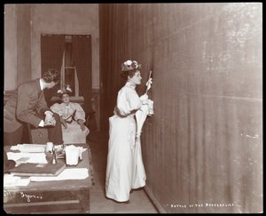 ニューヨークのアーヴィングパレスシアターの舞台裏、「バトルオブザバタフライズ」、1895年（銀ゼラチンプリント）のパフォーマンス中